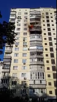 Из-за брошенного окурка загорелась киевская многоэтажка