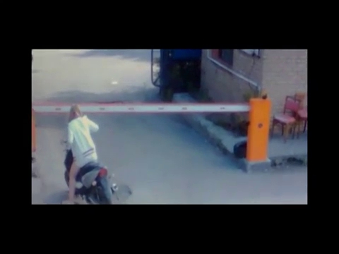 Москвичка пыталась проехать на скутере под шлагбаумом