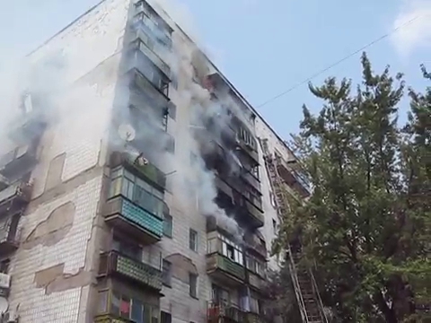 Из-за окурка в горловской многоэтажке сгорели семь балконов