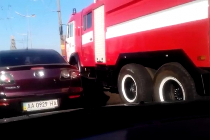 При аварии на Московском мосту в Киеве автомобиль повис над водой