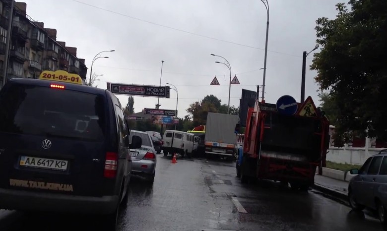 В Киеве водитель эвакуатора устроил ДТП с участием пяти машин