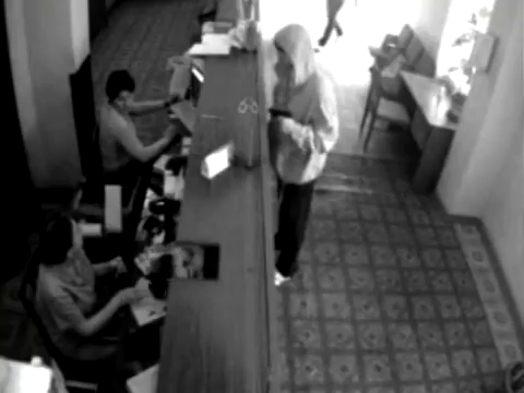 Видеокамера записала грабителей банка в Черновцах