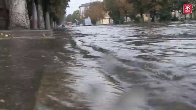 Ливень превратил улицы Житомира в реки