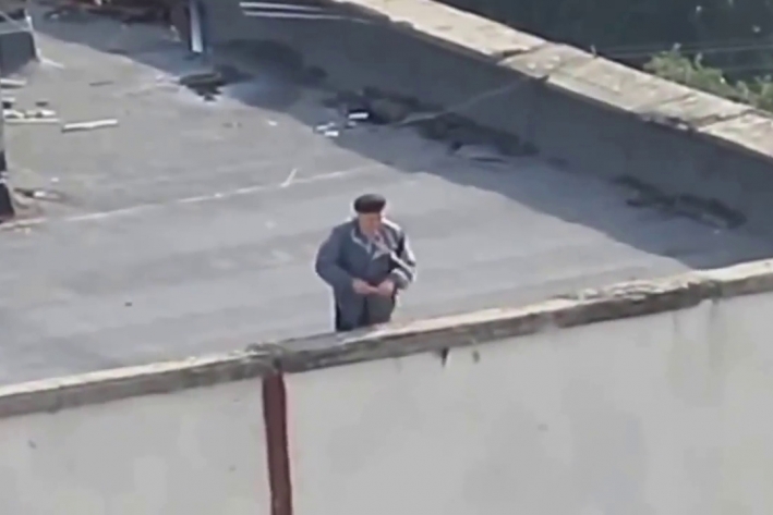 Харьковский дедушка расстрелял машины перед тем, как прыгнуть с крыши