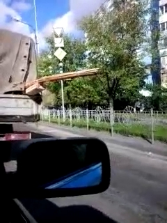 В Киеве на Троещине перевернулся грузовик-бетономешалка