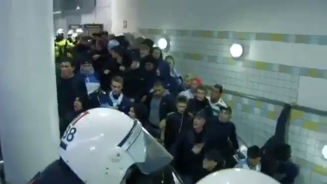 Шведская полиция едва не сбросила фанатов с эскалатора в метро