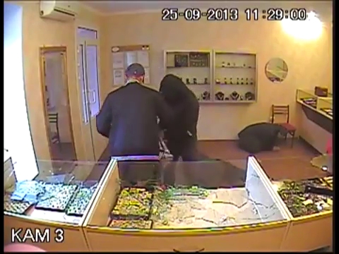 Опубликовано видео дерзкого ограбления ювелирки в Крыму