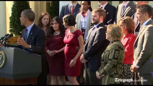 Барак Обама прервал свою речь, чтобы поймать падающую беременную женщину