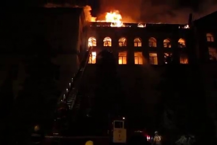 Пожар уничтожил верхний этаж главного корпуса Аграрного университета в Киеве