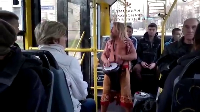 В киевском троллейбусе пассажиров развлекает «туземец» с там-тамом