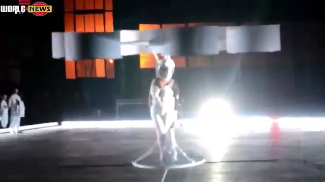 Леди Гага полетала в "платье" с турбинами
