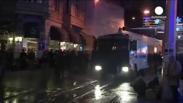В Стамбуле протестующих разогнали водометами