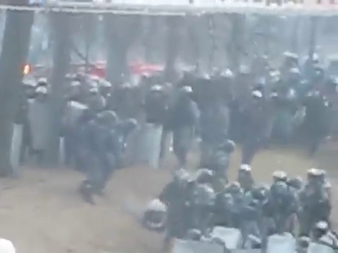 На Грушевского строят катапульту и задерживают протестующих