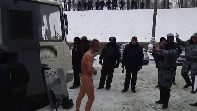 В Интернете появилось видео, как милиционеры издеваются над задержанным активистом