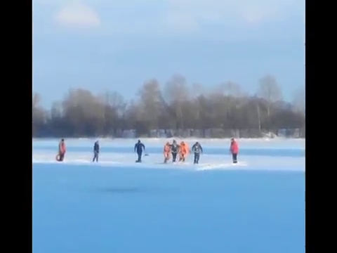 Киевские спасатели вытащили двух провалившихся под лед рыбаков