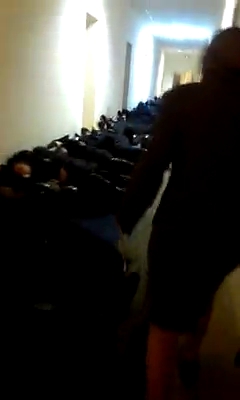 Дипломат снял на видео спящих в коридорах Кабмина силовиков