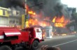 Огонь уничтожил двухэтажный торговый центр в Донецке