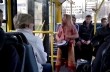 В киевском троллейбусе пассажиров развлекает «туземец» с там-тамом
