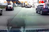 Опубликовано видео падения бульдозера на оживленной улице Киева