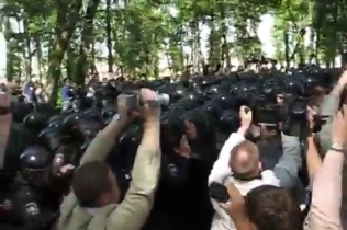 Депутаты от "Свободы" атаковали колонну коммунистов в Тернополе