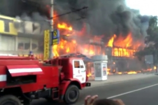 Огонь уничтожил двухэтажный торговый центр в Донецке