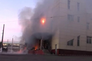 В Луганске загорелся супермаркет «Фуршет»