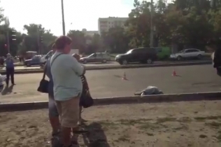 В ДТП в Харькове автомобиль вылетел на остановку: 1 человек погиб, 2 ранены 