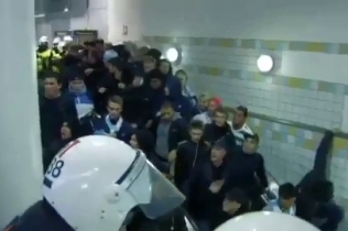 Шведская полиция едва не сбросила фанатов с эскалатора в метро
