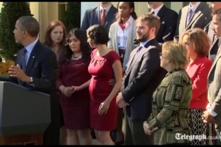 Барак Обама прервал свою речь, чтобы поймать падающую беременную женщину