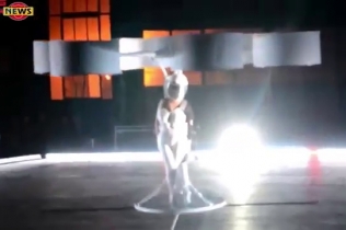 Леди Гага полетала в "платье" с турбинами