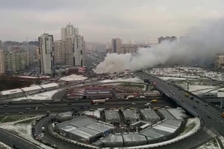 В Киеве на Позняках загорелись ларьки