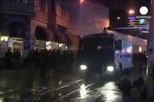 В Стамбуле протестующих разогнали водометами