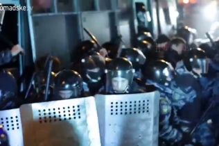 Опубликовано видео, где «Беркут» бьет Луценко