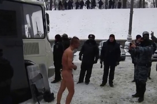 В Интернете появилось видео, как милиционеры издеваются над задержанным активистом