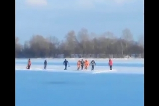 Киевские спасатели вытащили двух провалившихся под лед рыбаков