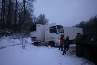 БТР вытягивал транспорт в Киевской области