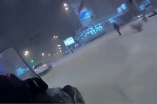 Киевляне гоняют на снегоходах по Крещатику