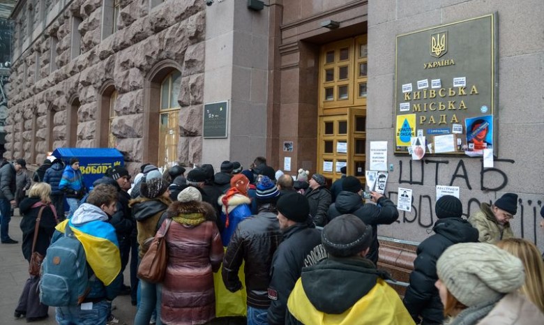 Киевские коммунальщики просят протестующих освободить мэрию