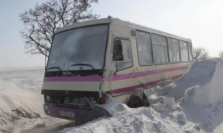 Из-за снегопада въезд и выезд из Одессы заблокирован