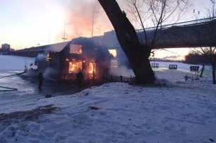 В Киеве сгорел лодка-дом на Днепре