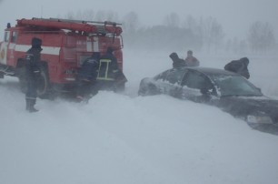 Непогода в Украине: 600 авто — в снежном плену, 500 населенных пунктов - без света