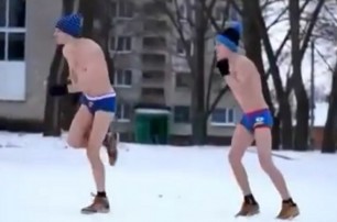 Два парня с Донбасса станцевали хип-хоп на морозе