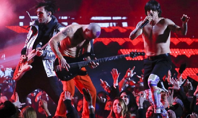 "Red Hot Chili Peppers" и Бруно Марс спели дуэтом в перерыве Супербоул