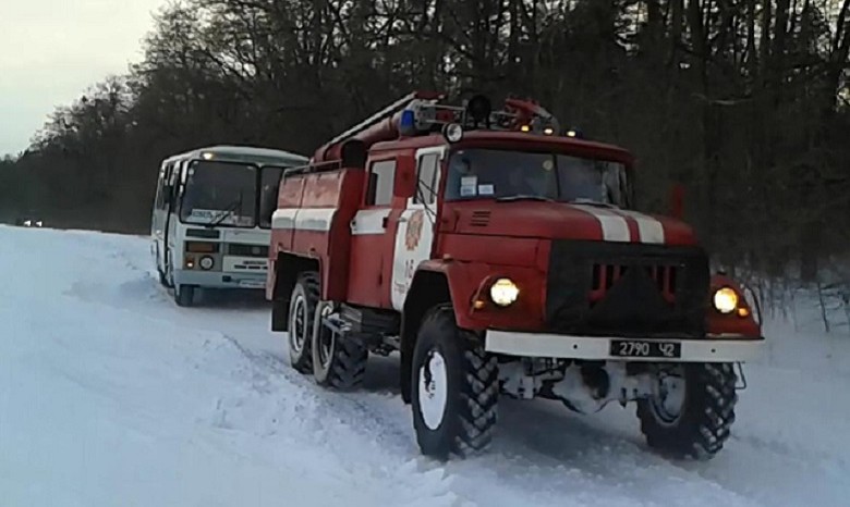 Арбузов поручил усилить дежурство коммунальщиков и спасателей на заснеженных дорогах