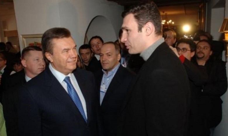 Янукович послал Кличко за Конституцией 2004 года в парламент