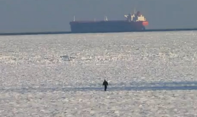 Одесситы прыгают по дрейфующим в море льдинам