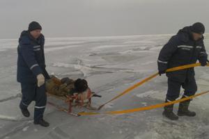 В Запорожской области бойцы ГосЧС и медики спасли рыбака