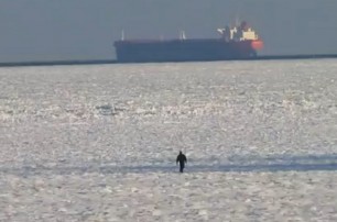 Одесситы прыгают по дрейфующим в море льдинам
