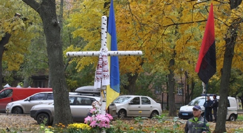 В Харькове вандалы разрушили памятник воинам УПА