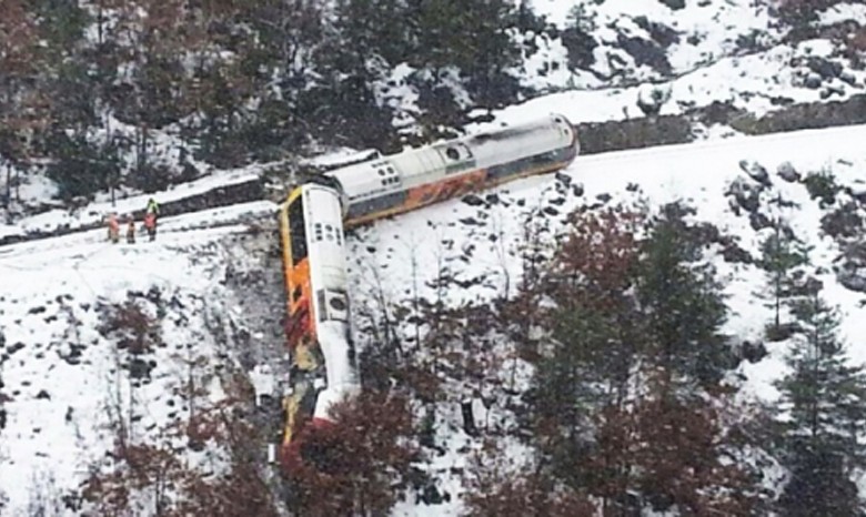 Во Французских Альпах поезд сошел с рельсов: погибли два человека
